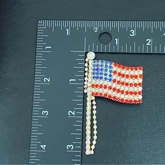 Vintage Unsigned Pave Crystal Rhinestone Patriotic US Flag Pole 3” Brooch 17.5g - Picture 5 of 9